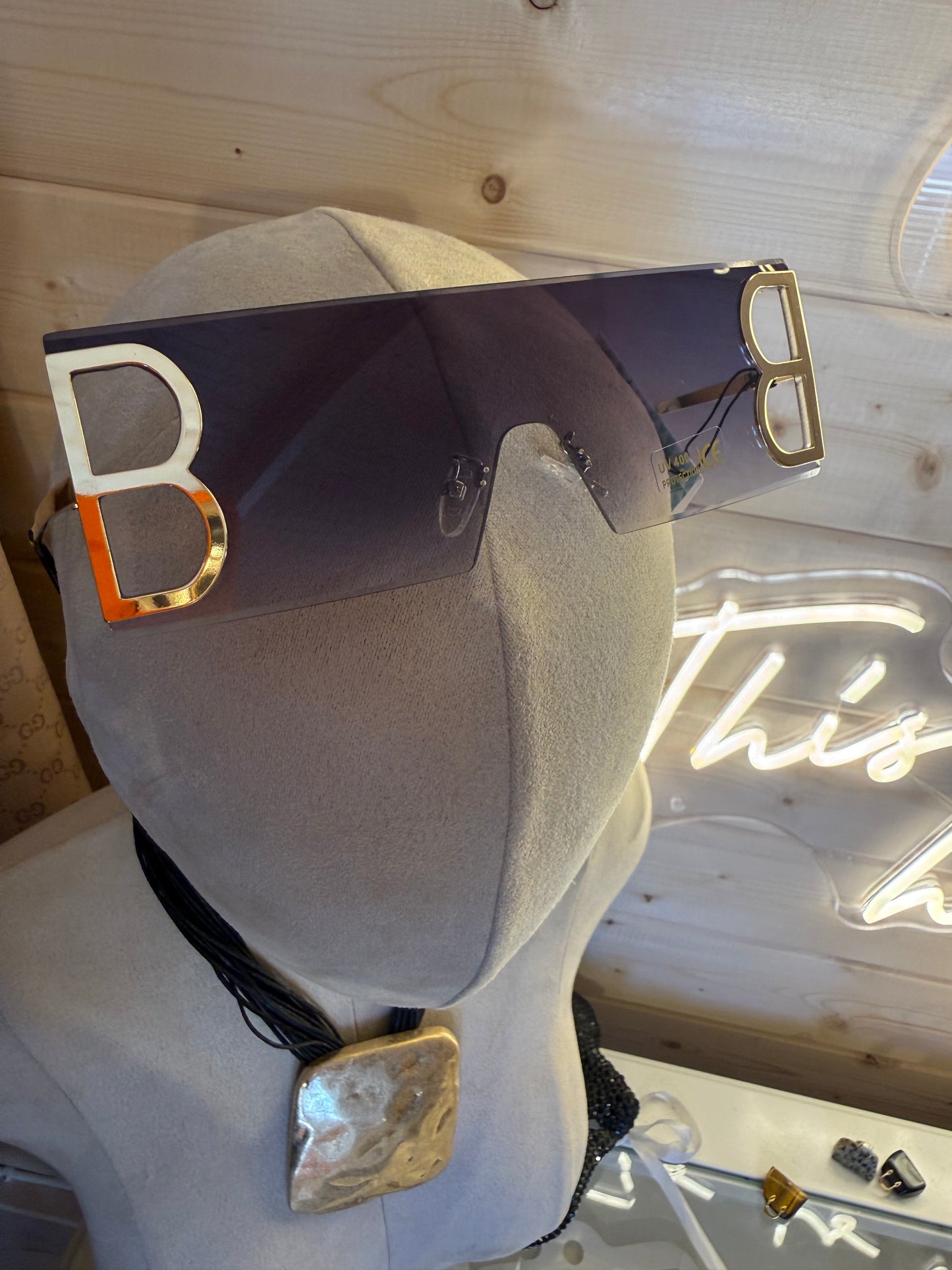 Oversized Shield Visor Sunglasses – Black Gradient Gold B Logo