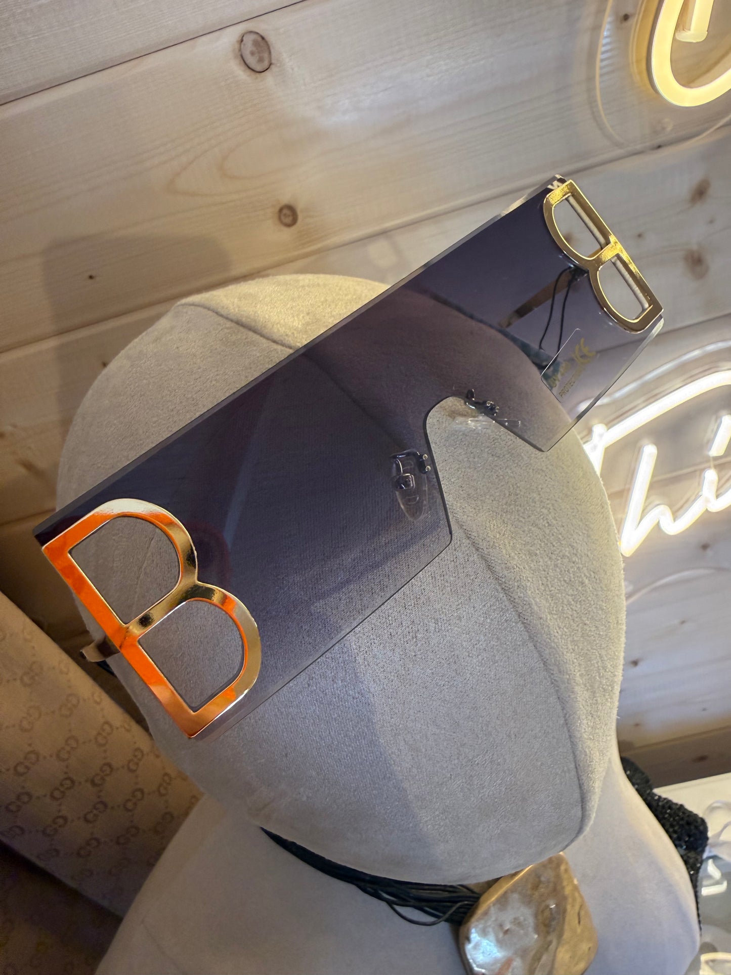 Oversized Shield Visor Sunglasses – Black Gradient Gold B Logo