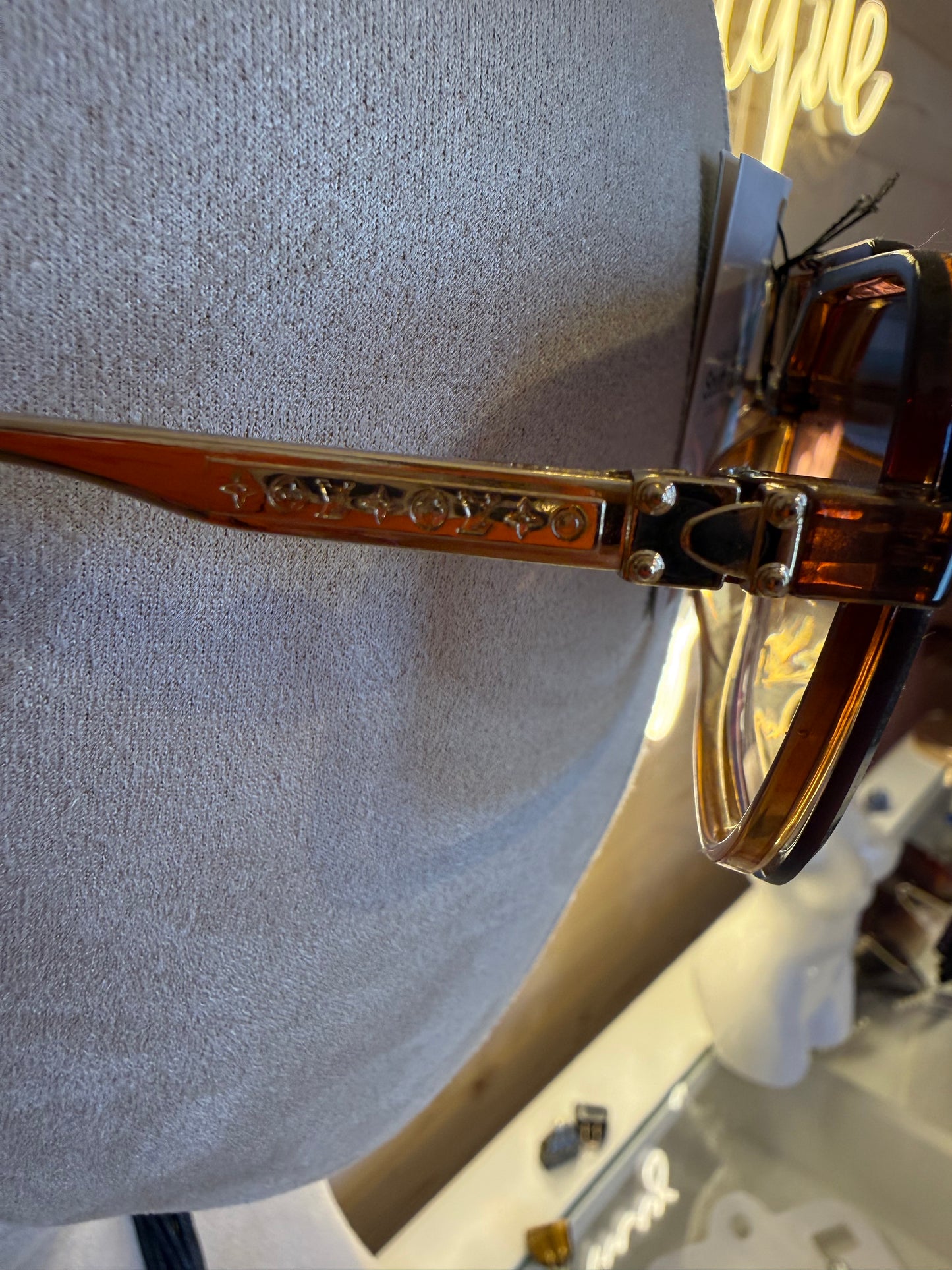 Oversized Aviator Sunglasses – Brown Gradient Gold Embossed Arms