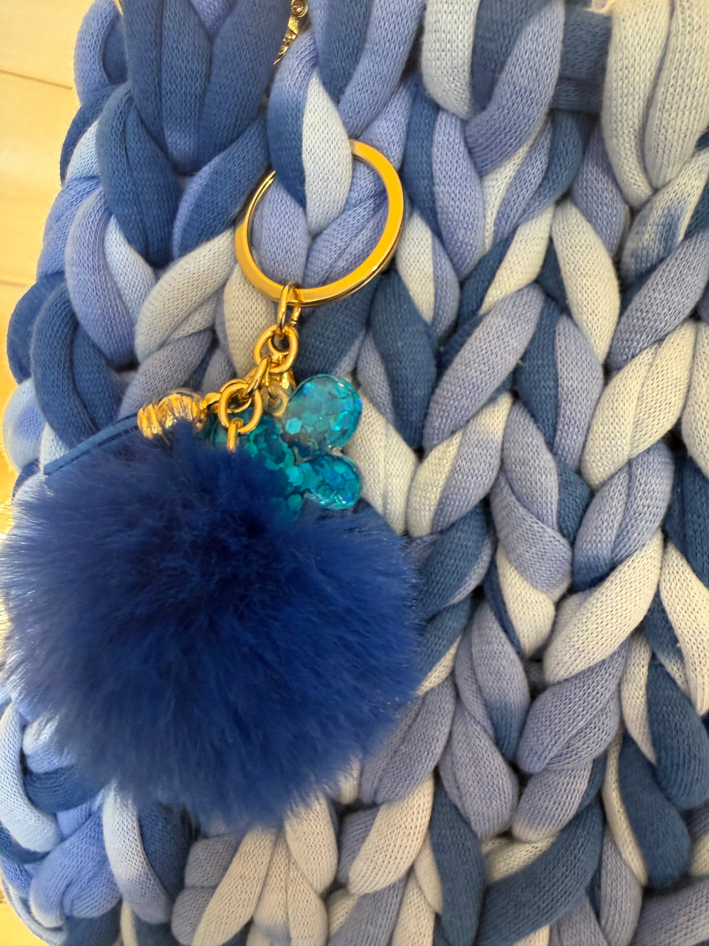 Azure ombré chunky knit bamboo tote bag close up of chunky braid weave texture