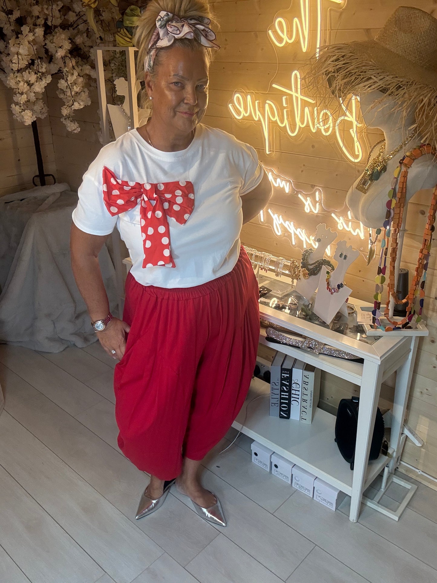 Minnie polka dot bow t-shirt full length view on model – The Ultimate Ladies Boutique one size top