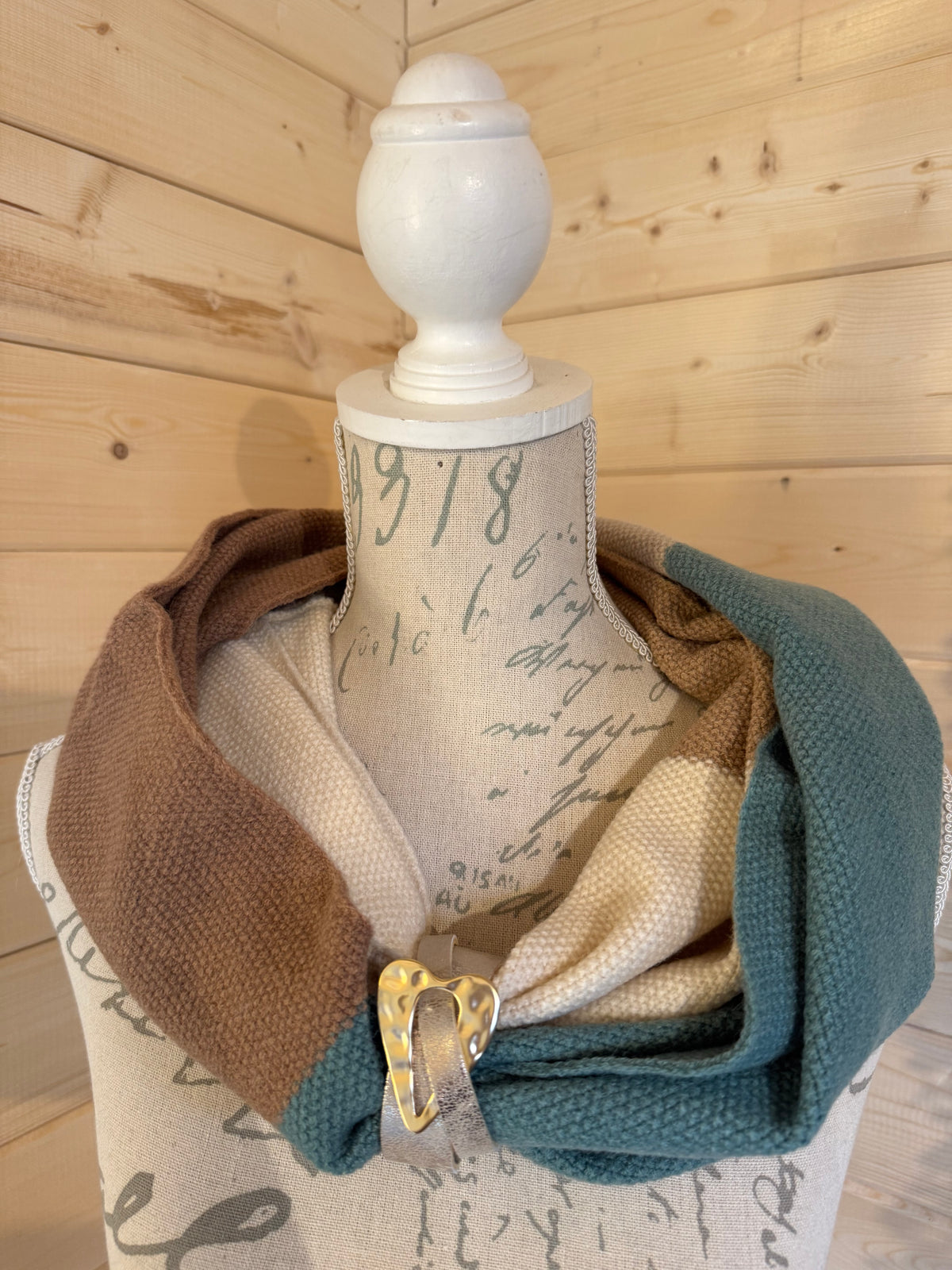 Additional product photo 3 of 8: Adore Double Wrap Scarf & Heart Jewel